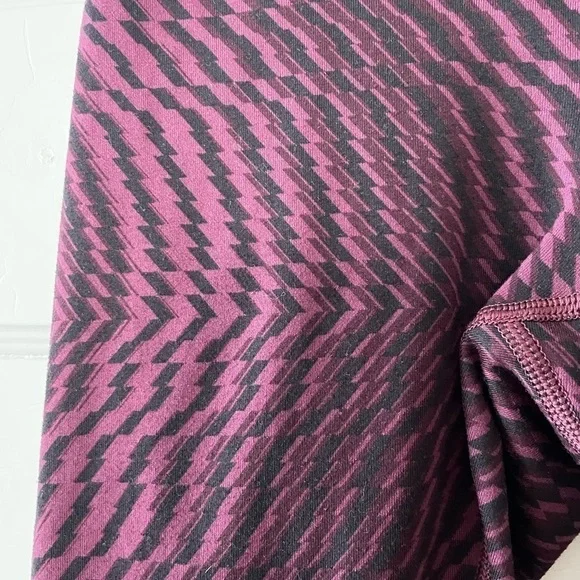 Lululemon Athletica purple and black geometric pattern Leggings, size 4 - Picture 3 of 5